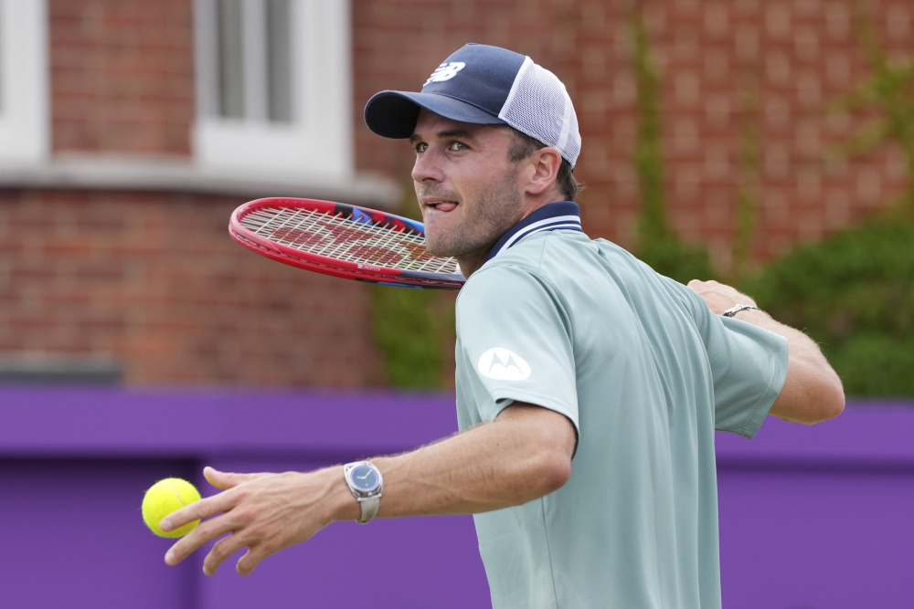 他不仅承担 他不仅承担